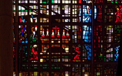 Église Saint-Lazare de Lèves : le mur en dalle de verre de Gabriel Loire