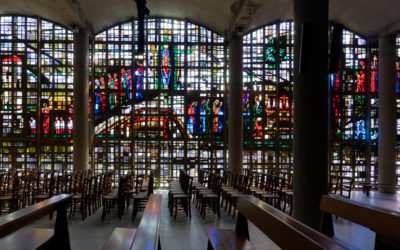 Église Saint-Lazare de Lèves : le mur en dalle de verre de Gabriel Loire